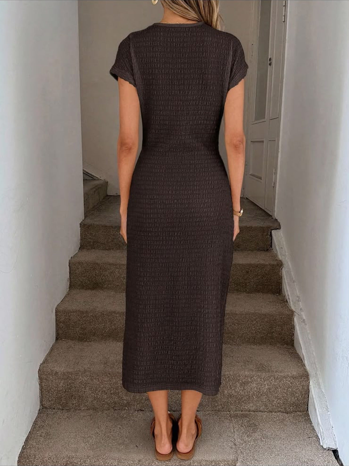 Vestido midi Julia en chocolate visto por la espalda