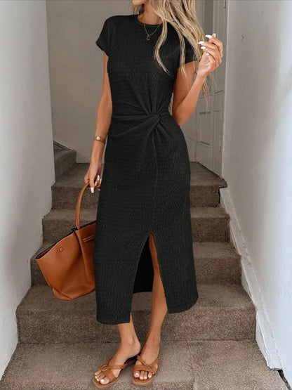 Vestido midi Julia en negro, vista de perfil con la torsión en el lateral