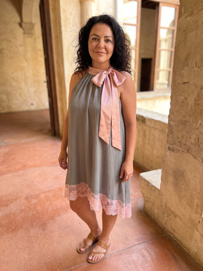 Minivestido halter gris plisado con lazo rosa, mujer de cuerpo entero