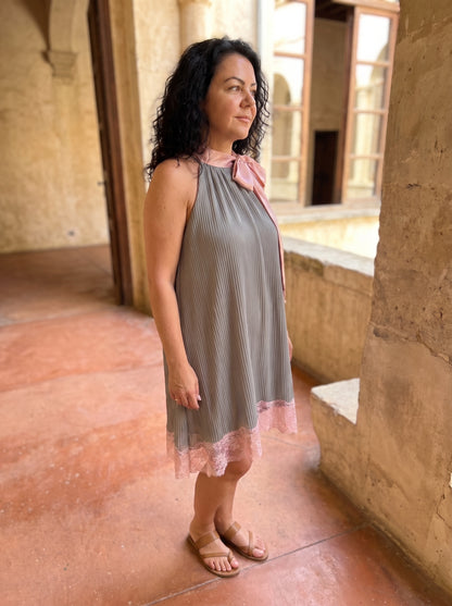 Minivestido gris con lazo visto de tres cuartos