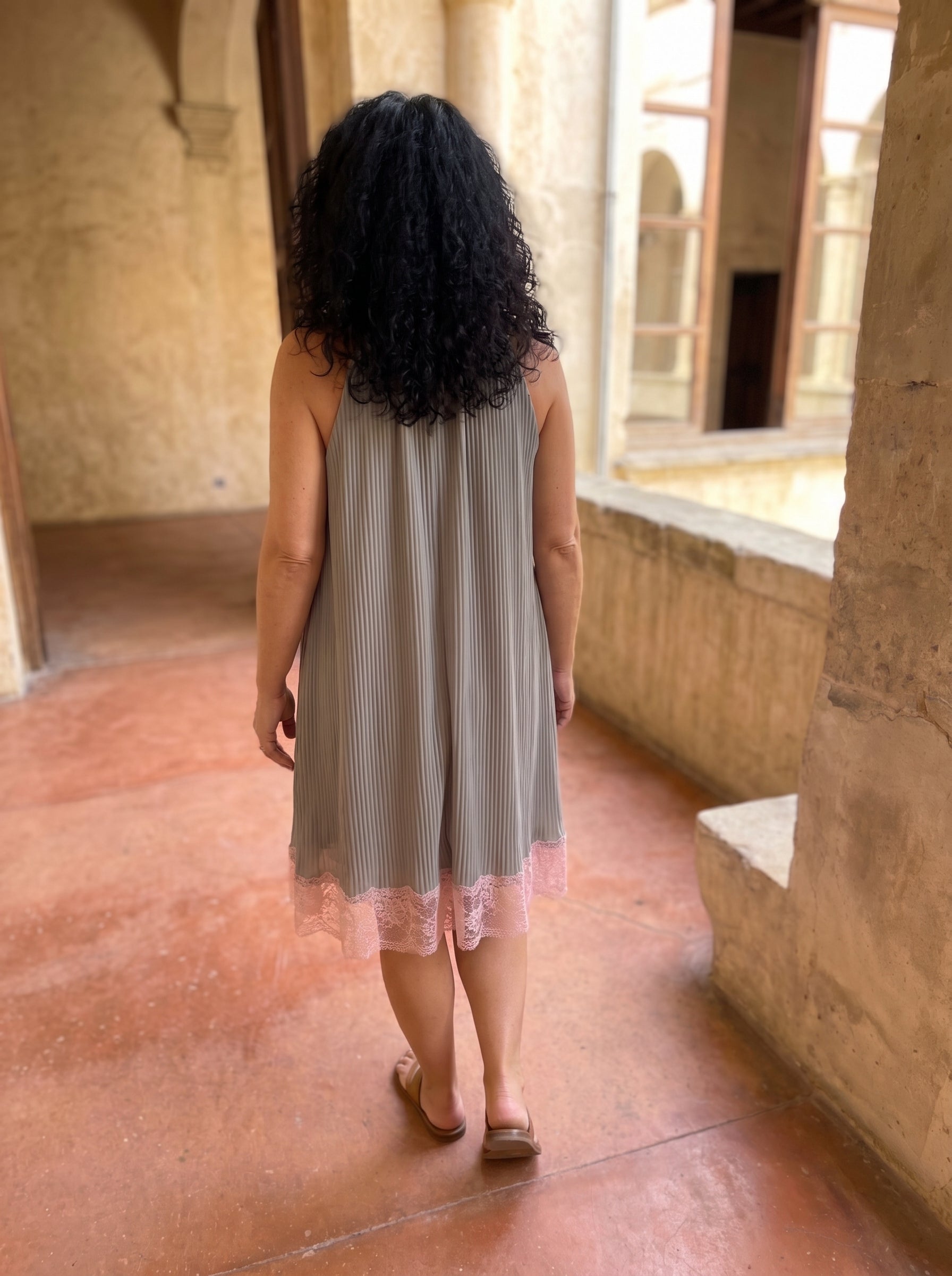 Minivestido gris con lazo visto de espalda