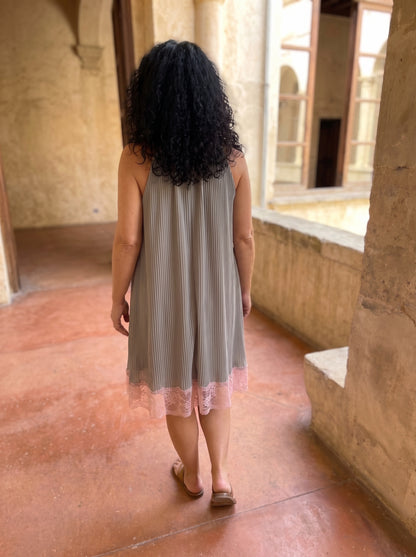 Minivestido gris con lazo visto de espalda