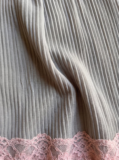 Detalle del plisado y el encaje rosa del minivestido
