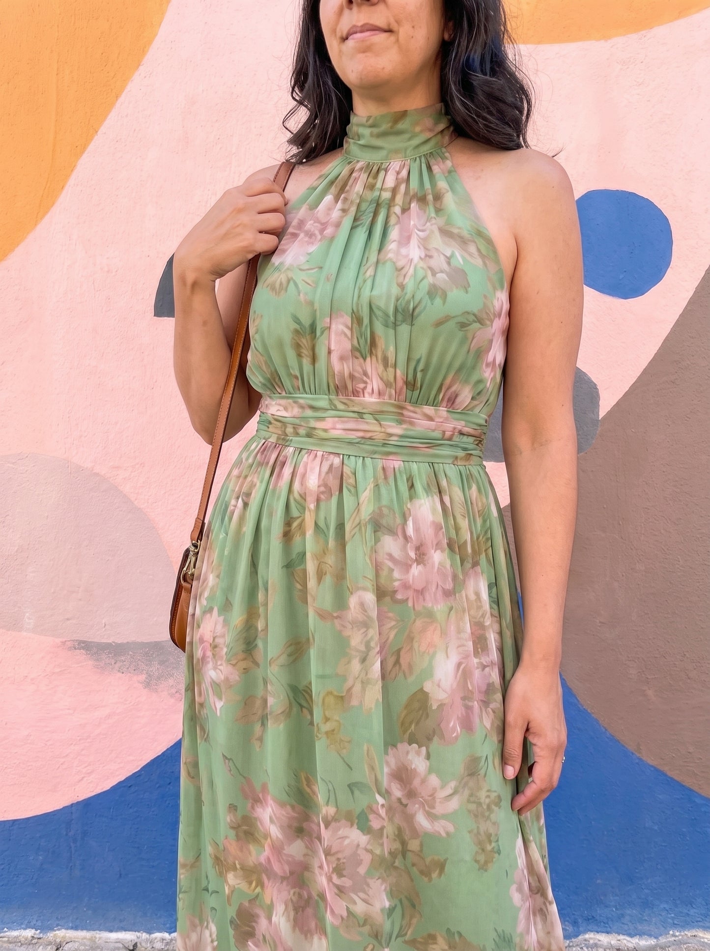 Detalle de medio cuerpo del vestido Livia: escote halter y cintura