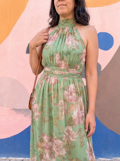 Detalle de medio cuerpo del vestido Livia: escote halter y cintura