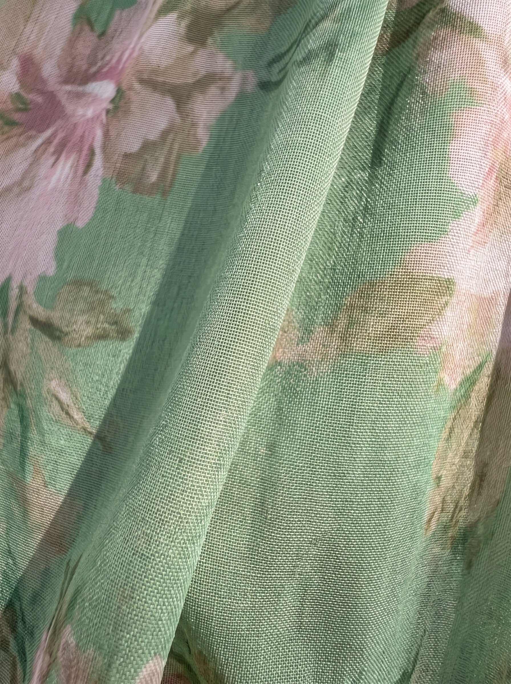 Detalle del tejido y el estampado floral del vestido Livia