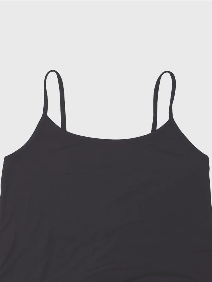Detalle del escote y los tirantes del vestido Naira en gris antracita