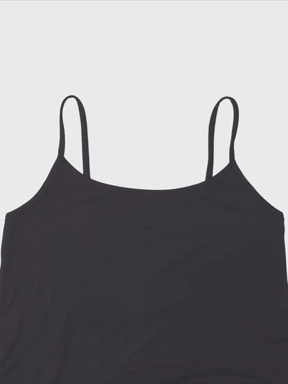 Detalle del escote y los tirantes del vestido Naira en gris antracita