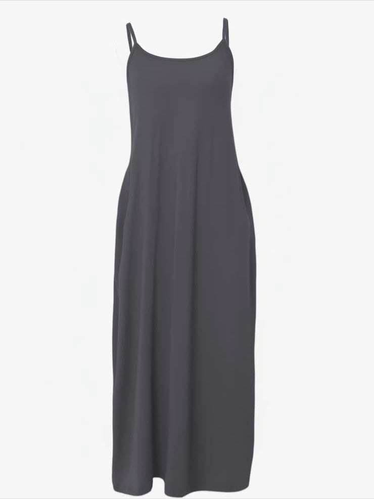 Vestido largo Naira en gris antracita, prenda completa sobre fondo blanco