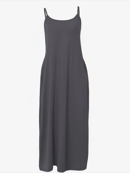 Vestido largo Naira en gris antracita, prenda completa sobre fondo blanco