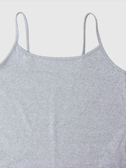 Detalle del escote y los tirantes del vestido Naira en gris claro
