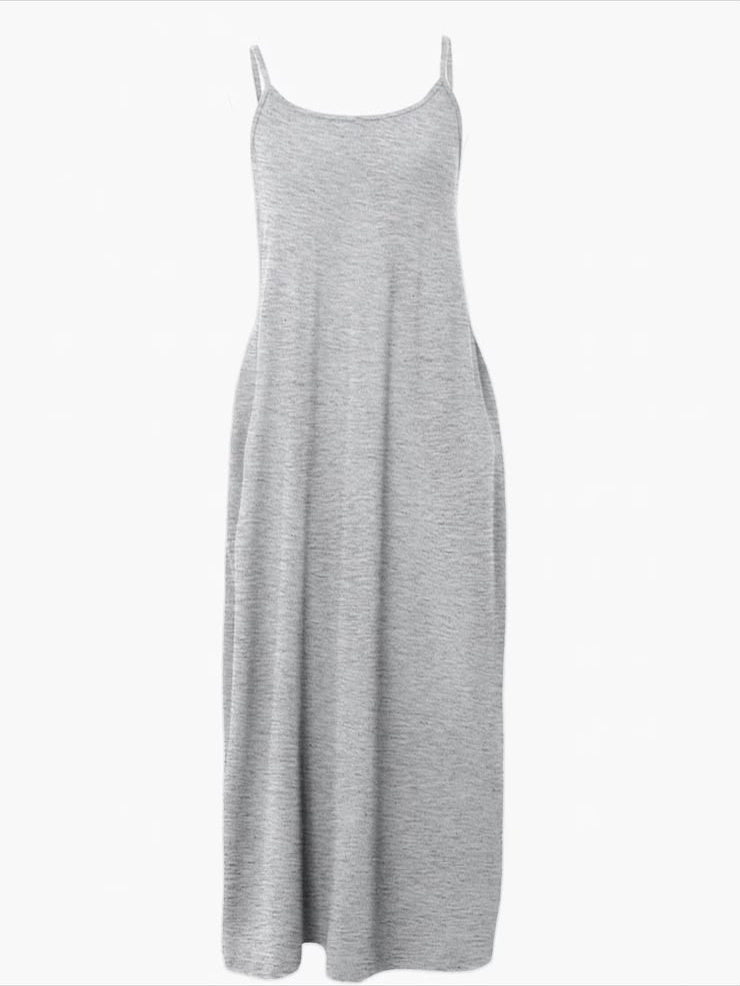 Vestido largo Naira en gris claro, prenda completa sobre fondo blanco