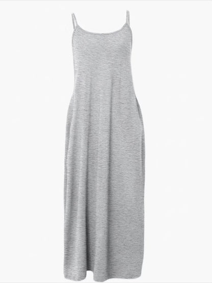 Vestido largo Naira en gris claro, prenda completa sobre fondo blanco