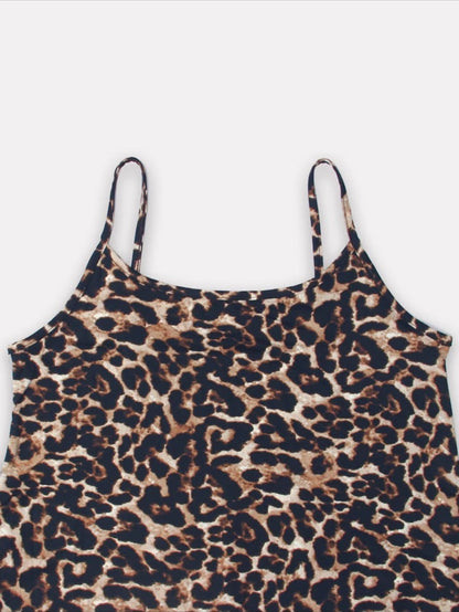 Detalle del escote y los tirantes del vestido Naira en leopardo clásico