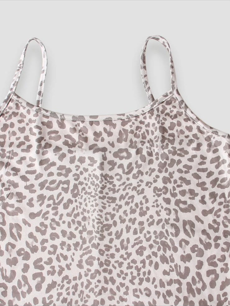 Detalle del escote y los tirantes del vestido Naira en leopardo suave