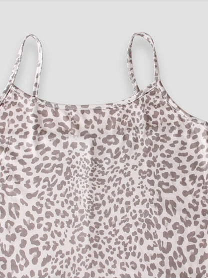 Detalle del escote y los tirantes del vestido Naira en leopardo suave