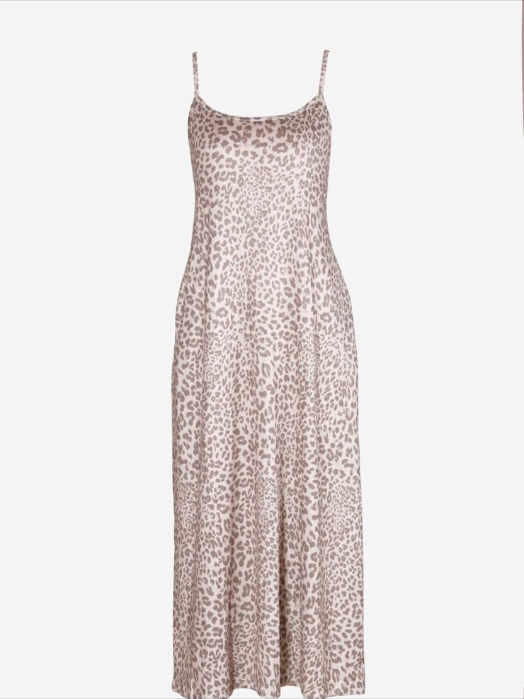 Vestido largo Naira en leopardo suave, prenda completa sobre fondo blanco