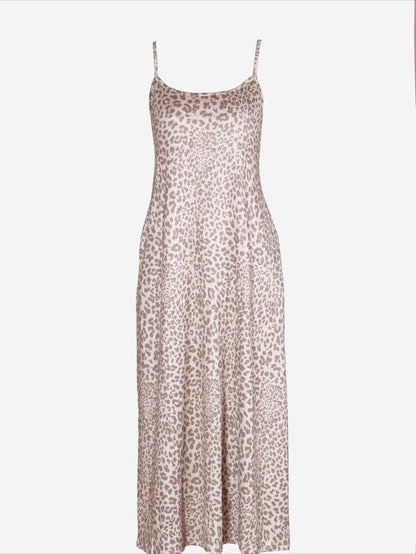 Vestido largo Naira en leopardo suave, prenda completa sobre fondo blanco