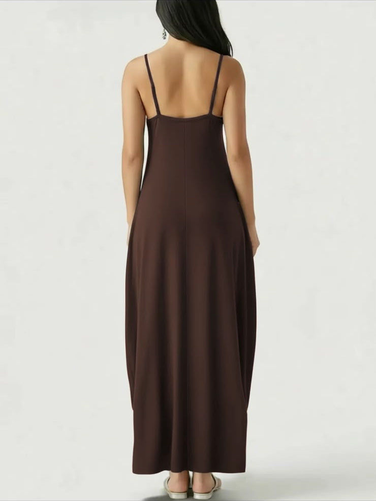 Vestido largo Naira en marrón chocolate, espalda descubierta