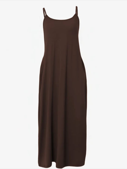 Vestido largo Naira en marrón chocolate, prenda completa sobre fondo blanco