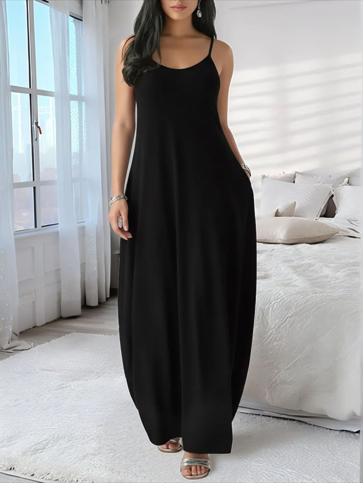Vestido largo Naira en negro, frontal, con las manos en los bolsillos