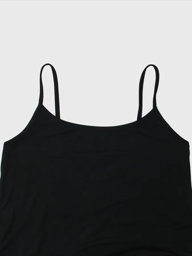 Detalle del escote y los tirantes finos del vestido Naira en negro