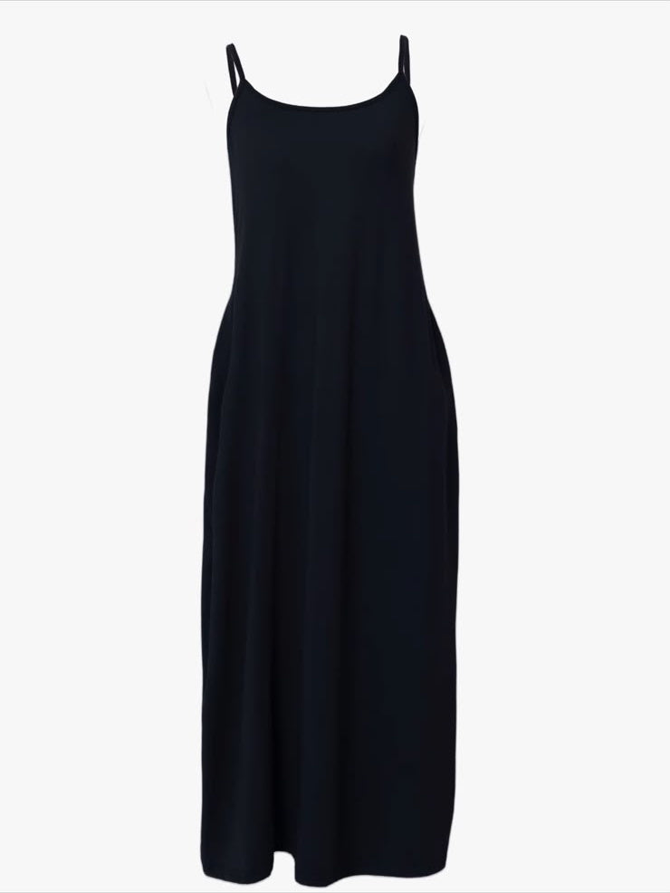 Vestido largo Naira en negro, prenda completa sobre fondo blanco
