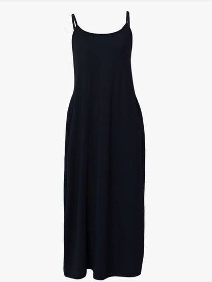 Vestido largo Naira en negro, prenda completa sobre fondo blanco