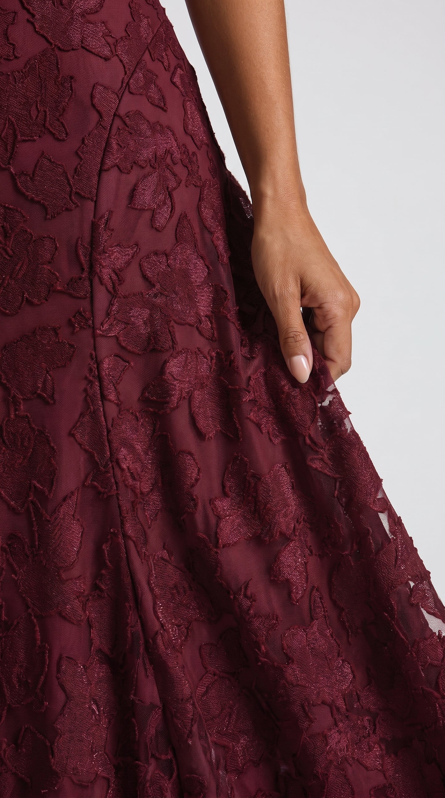 Detalle del tejido jacquard floral tridimensional del vestido SOFIA