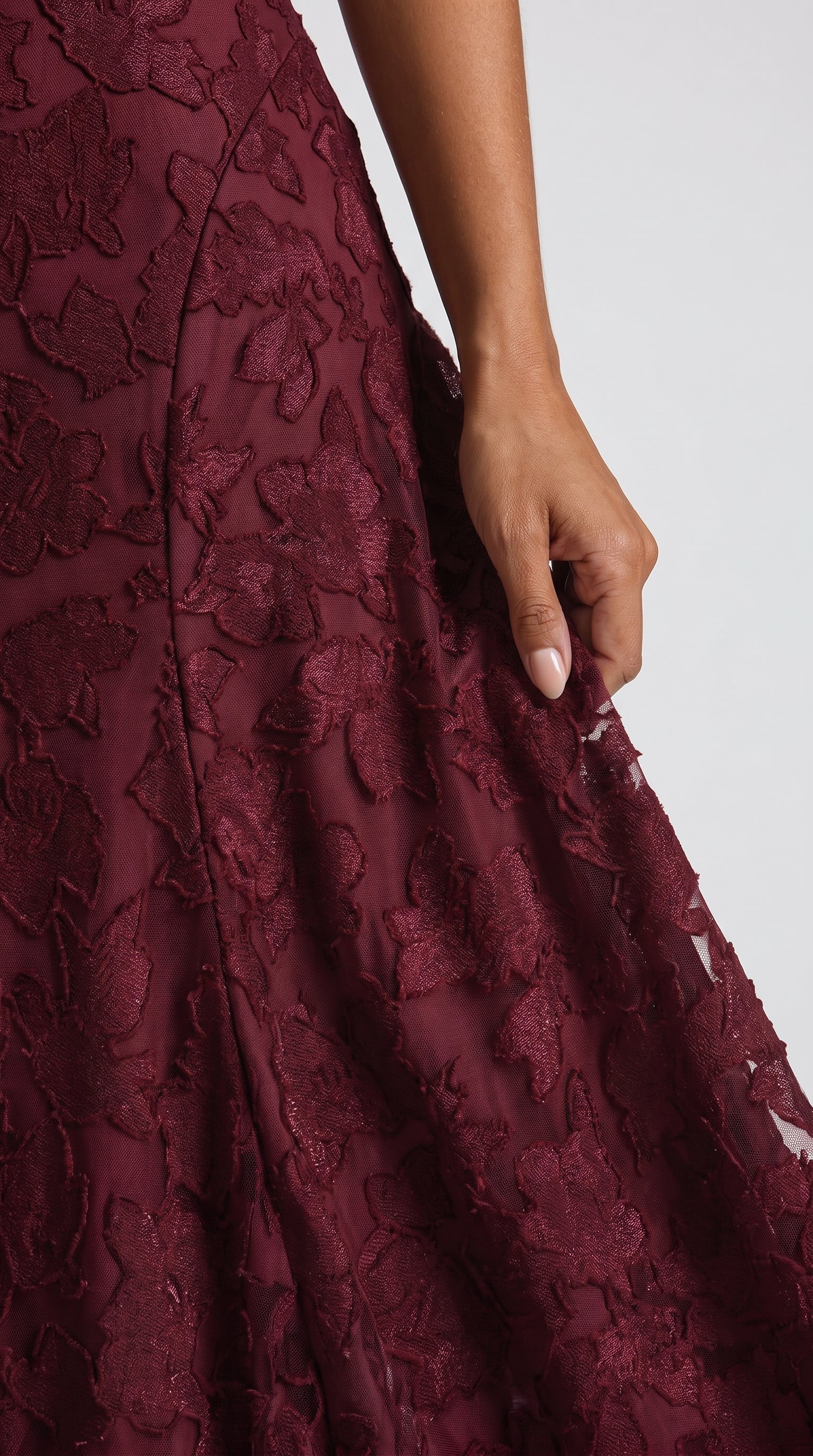 Detalle del tejido jacquard floral tridimensional del vestido SOFIA