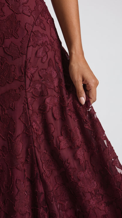 Detalle del tejido jacquard floral tridimensional del vestido SOFIA