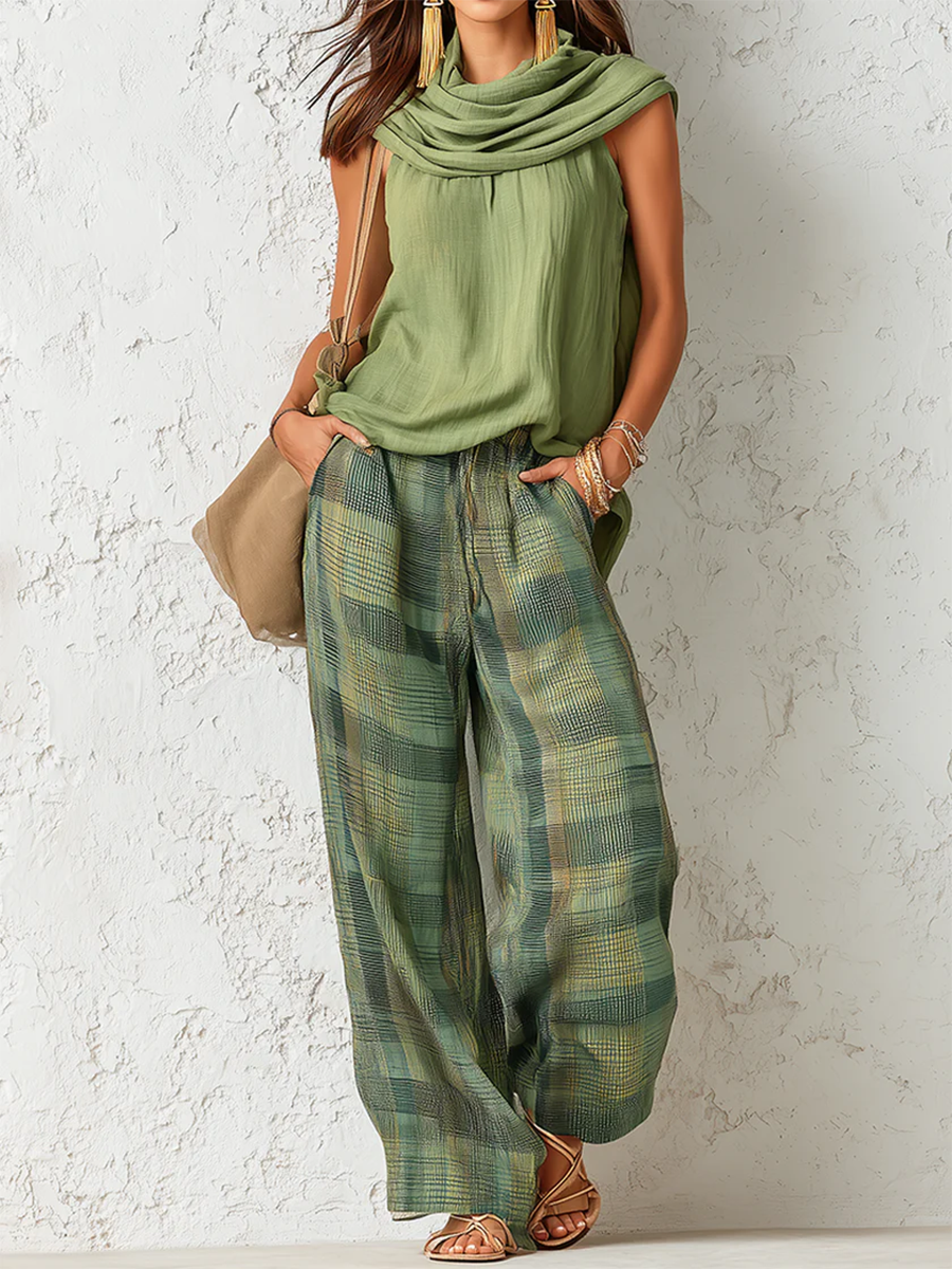 Conjunto verde de dos piezas visto de frente: top sin mangas con cuello drapeado y pantalón ancho de cuadros difuminados en verdes y ocres, con bolsillos laterales