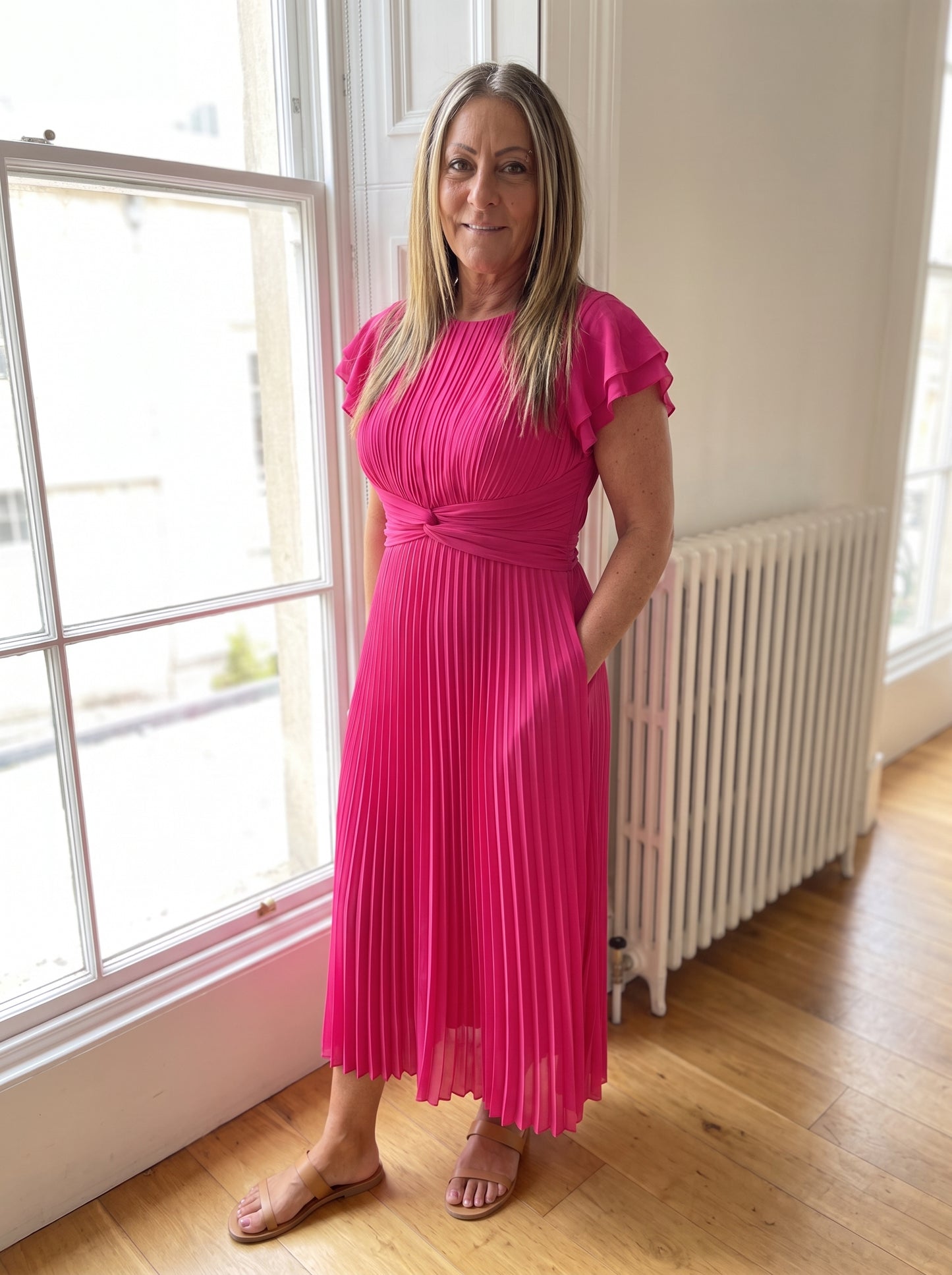 Vestido Seraphina plisado en rosa, mujer de cuerpo entero