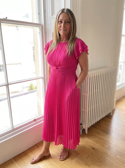 Vestido Seraphina plisado en rosa, mujer de cuerpo entero