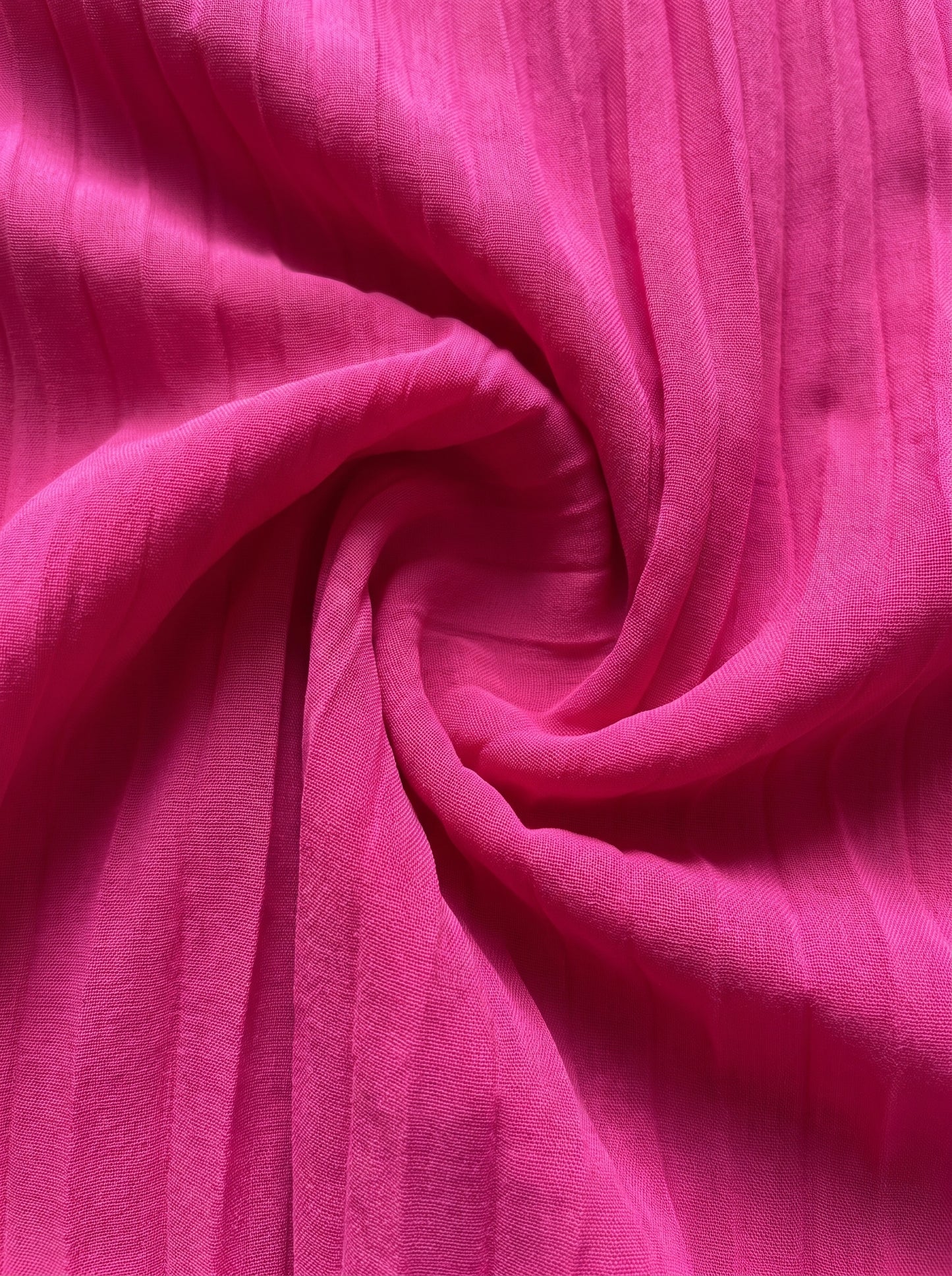 Detalle del tejido plisado del vestido Seraphina