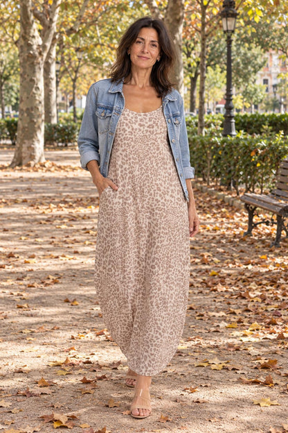 Naira en leopardo suave con cazadora vaquera, paseando por un parque en otoño