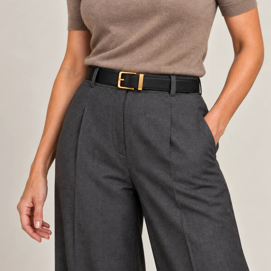 Cinturón Clásico negro puesto con pantalón gris de pinzas