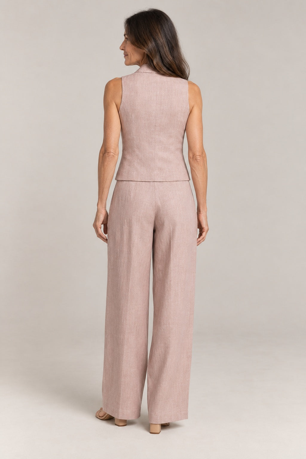 Anitia en rosa empolvado, foto de estudio de espaldas: chaleco y pantalón ancho