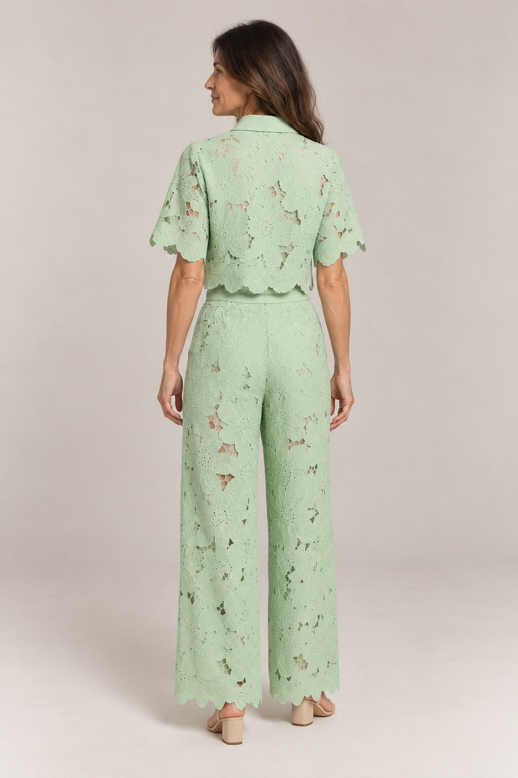Isabela en encaje verde menta, foto de estudio de espaldas: blusa corta y pantalón