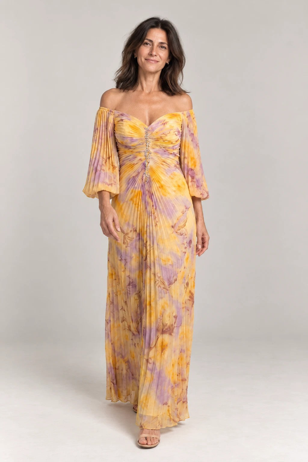 Gregoria, vestido largo plisado con pedrería y manga farol, foto de estudio de frente