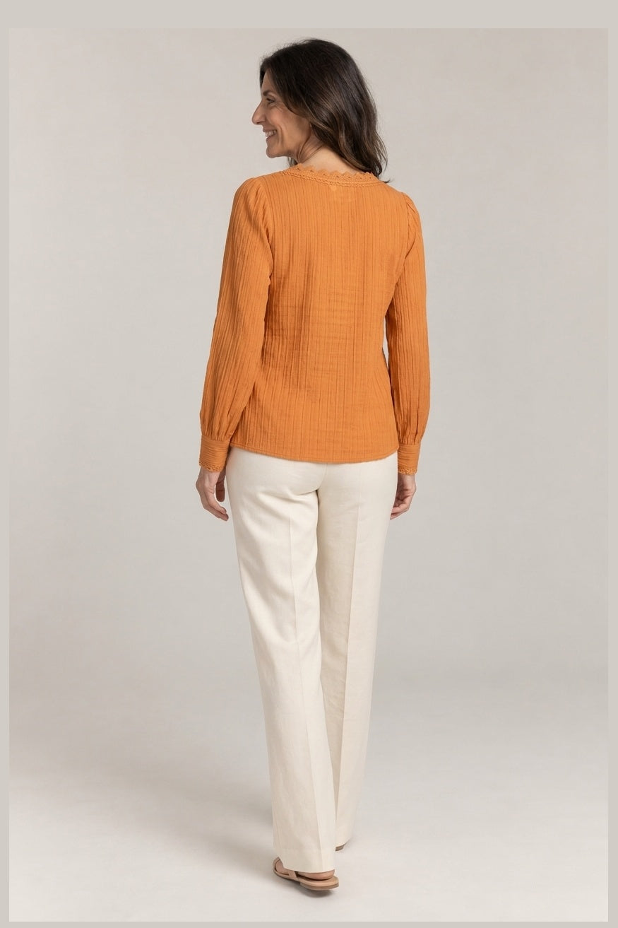blusa plisada de botones para mujer, vista de espalda, foto de catalogo Yaiza