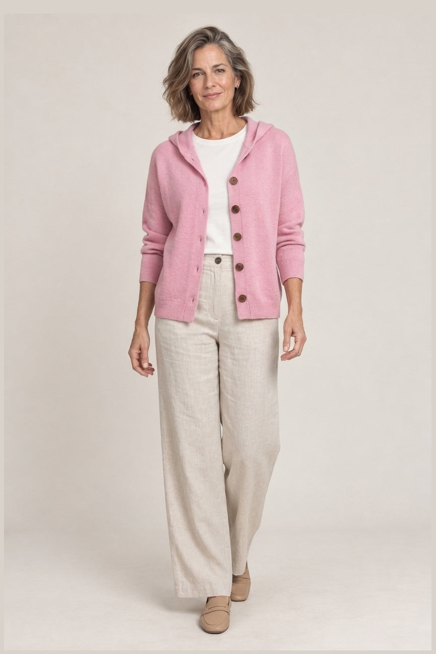 bruna chaqueta de punto con capucha y botones de madera, vista frontal, foto de catalogo Yaiza