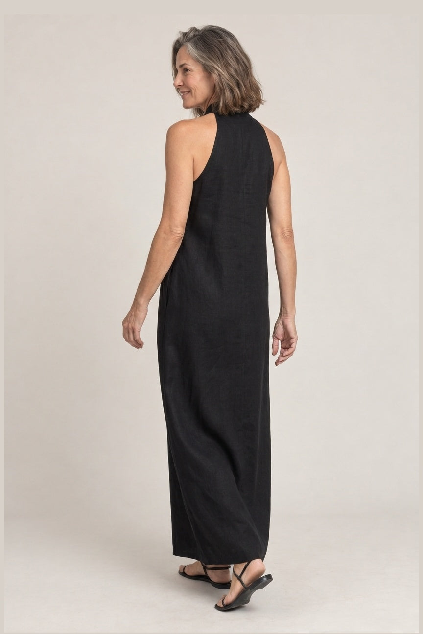 caterina vestido largo cuello alto con bolsillos, vista de espalda, foto de catalogo Yaiza