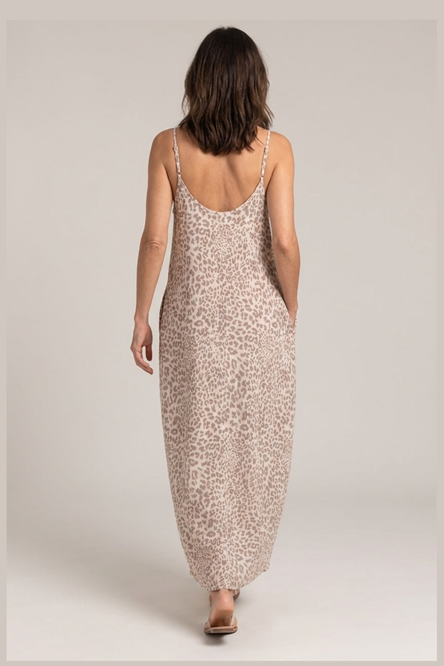 naira vestido largo de tirantes, vista de espalda, foto de catalogo Yaiza