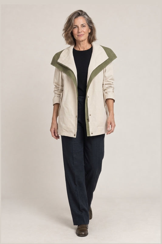 Chaqueta de Entretiempo con Capucha en blanco, foto de estudio de frente