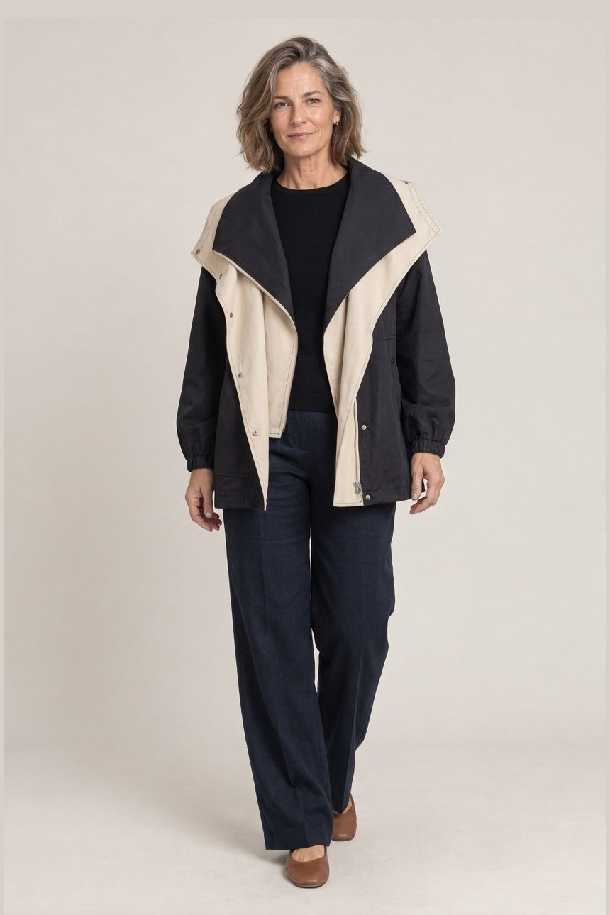 Chaqueta de Entretiempo con Capucha en negro, foto de estudio de frente