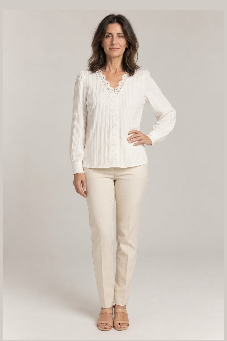 Blusa Plisada de Botones en blanco, foto de estudio de frente
