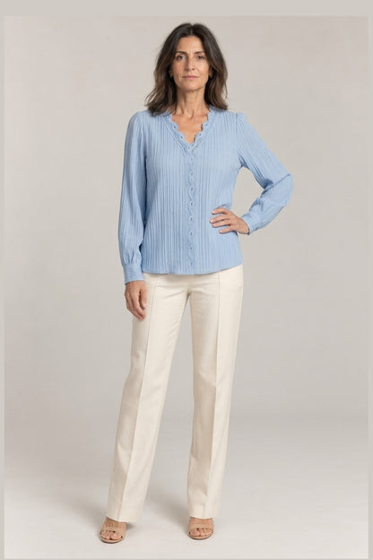 Blusa Plisada de Botones en celeste, foto de estudio de frente
