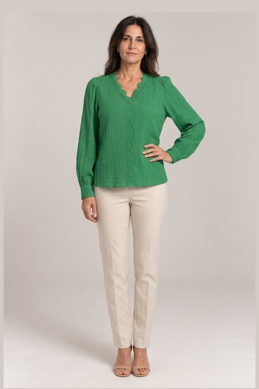 Blusa Plisada de Botones en verde, foto de estudio de frente