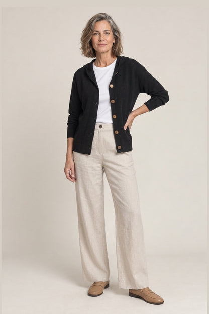Chaqueta de punto con capucha y botones de madera en negro, foto de estudio de frente